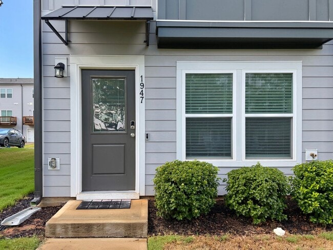Building Photo - Fully Furnished 2BR/3.5BA Townhome with Garage — Minutes from Downtown Raleigh