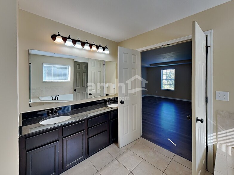 Building Photo - 8333 Parori Ln