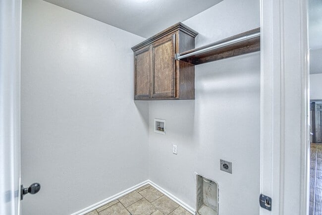 Building Photo - Newly Remodeled Three Bedroom with a Water...