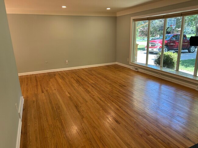 Building Photo - 3754 Hi Villa Dr