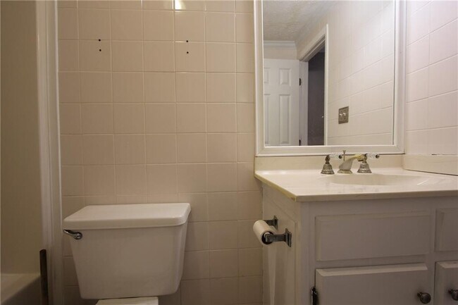 Building Photo - 818 Springlake Rd