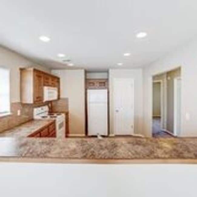 Building Photo - 2 Bedroom + Garage! Available now!