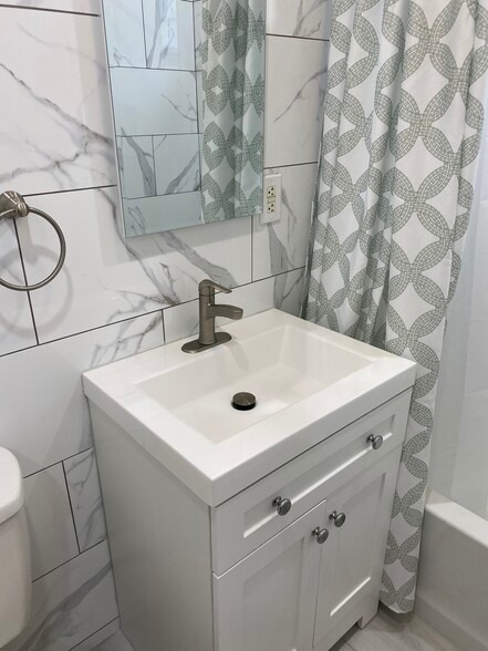 Bathroom - 229 N Belmont St