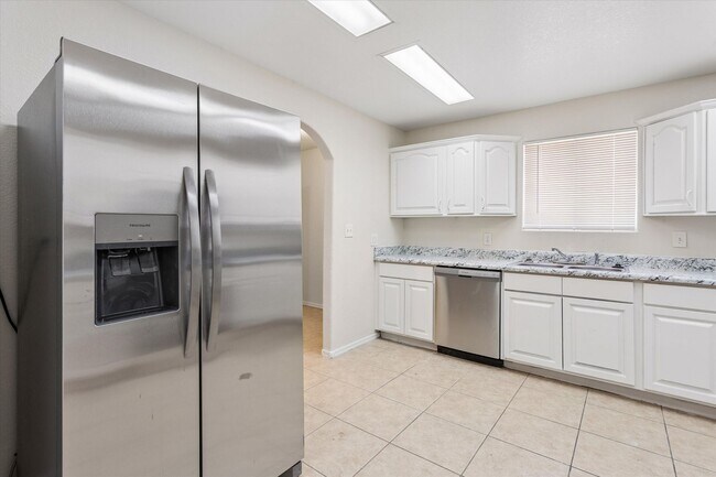 Building Photo - Completely updated minutes to Hiking at South Mountain!!!  Brand New Paint, Tile and Laminate Thr...