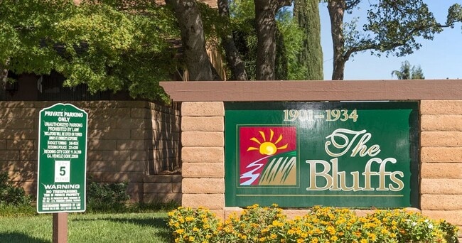 Building Photo - Condo in The Bluffs - Community Pool and Spa