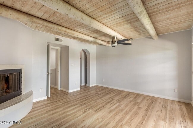Building Photo - 1425 E Desert Cove Ave
