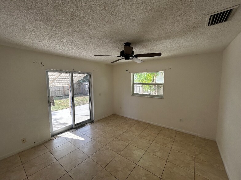 Building Photo - 626 W Mango St