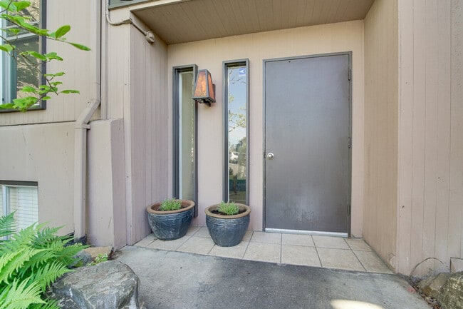 Building Photo - 1425 S Puget Dr