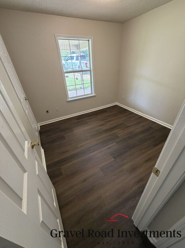 Building Photo - Freshly Updated 3 Bedroom, 1 Bathroom Home