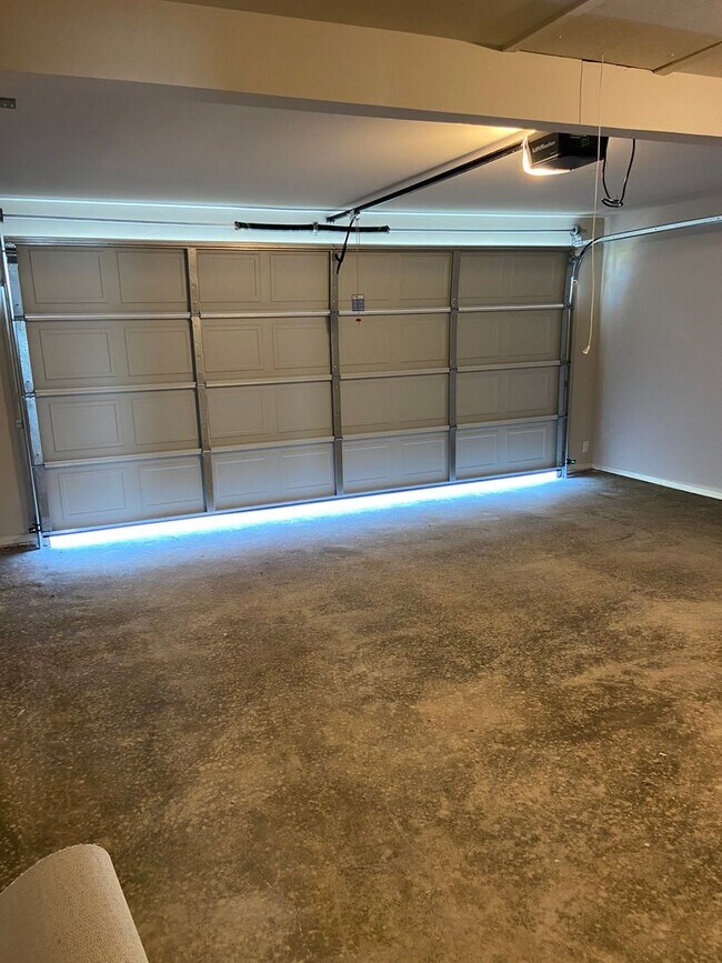 Building Photo - *Pre-leasing* Four Bedroom | Two Bath Home...