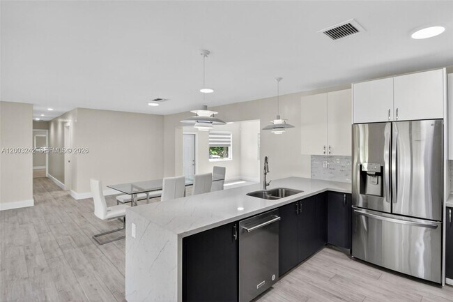 Building Photo - 6090 SW 63rd Ave