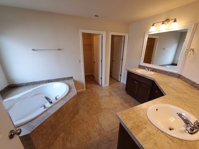 Building Photo - Dog Friendly 4 Bed, 3 Bath Home in North Albany!