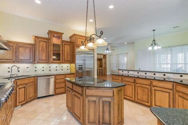 Building Photo - 1004 Drake Dr