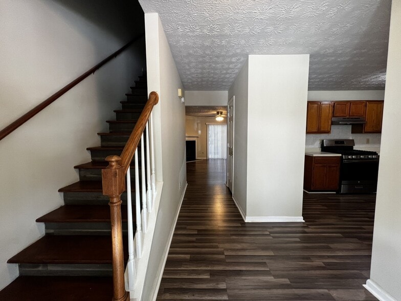 Building Photo - 6617 Meadow Green Cir