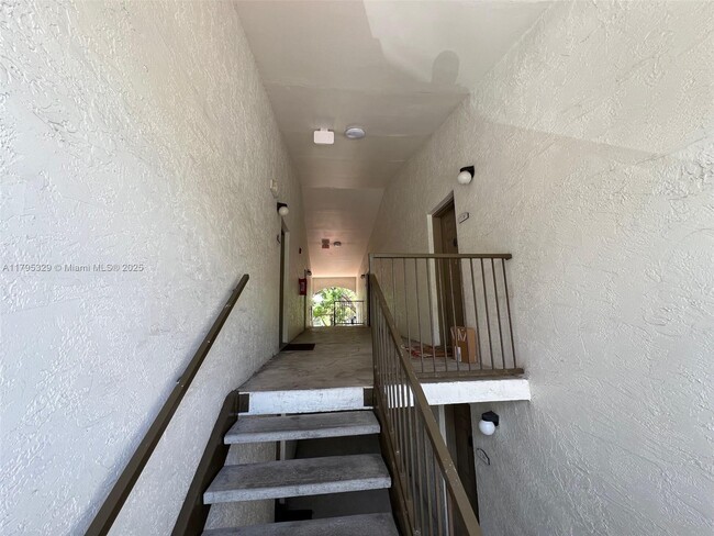 Building Photo - 620 S Park Rd