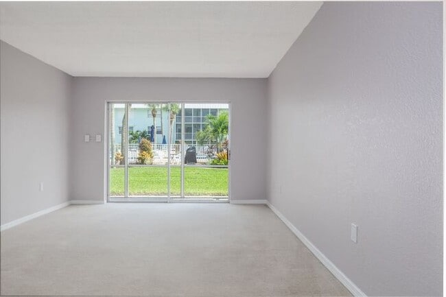 Building Photo - Intracoastal 2 bed/ 2 ba condo with lots o...