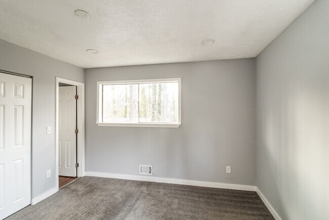 Building Photo - Fantastic 4bd/3ba home! Let yourself in!