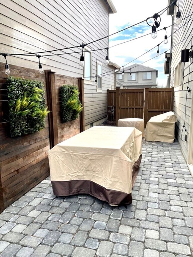 Building Photo - Newer home located in The Bridges community!