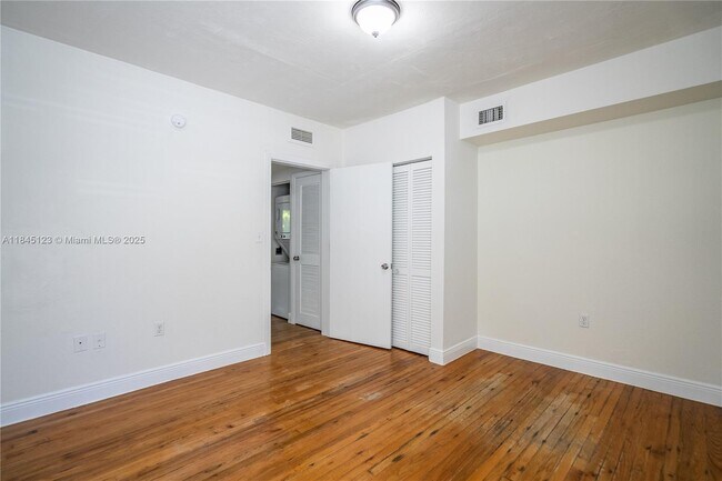 Building Photo - 1007 Bay Dr