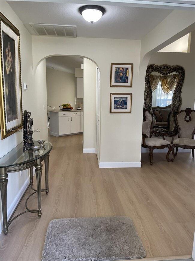 Building Photo - 1402 SE 1st Terrace