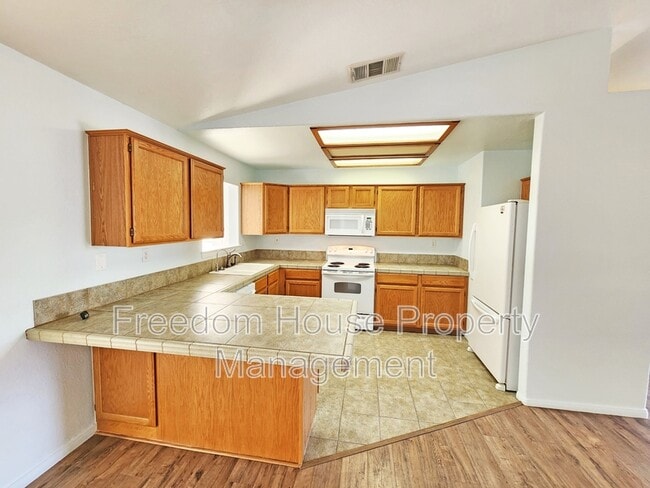 Building Photo - 2341 Yakima Ave