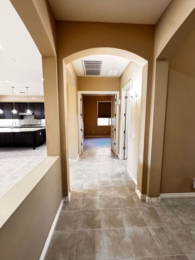 Building Photo - 4 Bedroom + den energy efficient Hamilton High