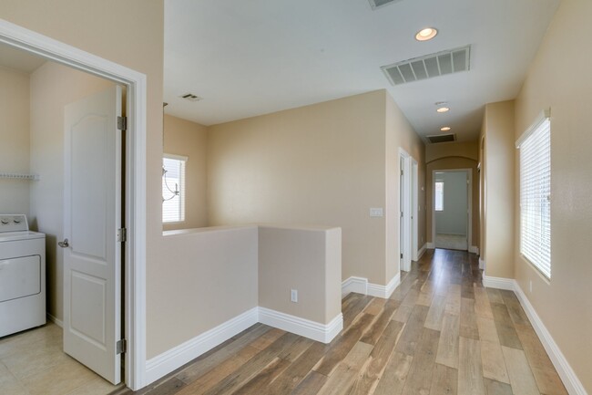 Building Photo - Spacious & Beautiful 3-Bedroom Home in Gat...