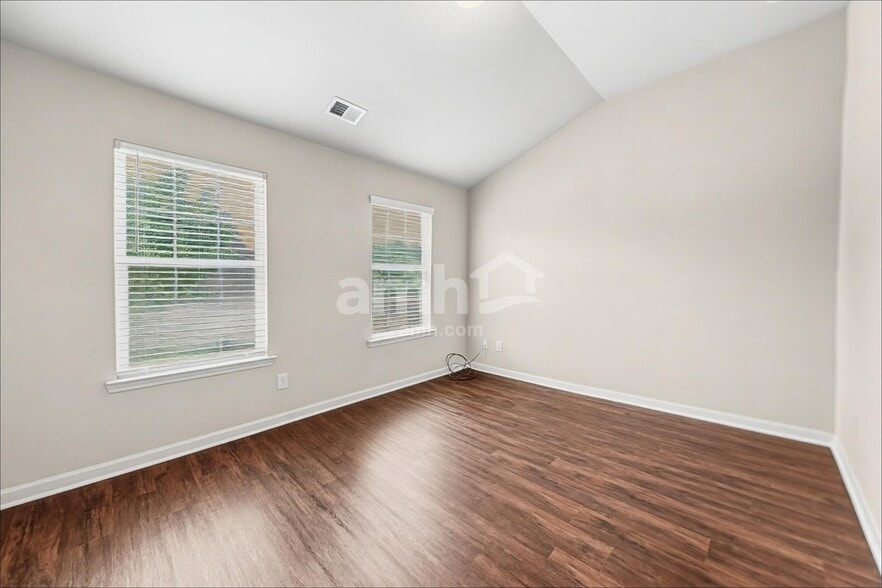 Building Photo - 918 Pine Ln