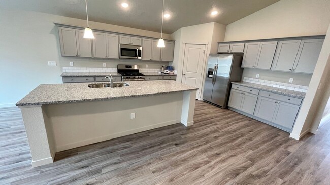 Primary Photo - $2,199.00 / Large 4 bed 2 bath / 3 car gar...