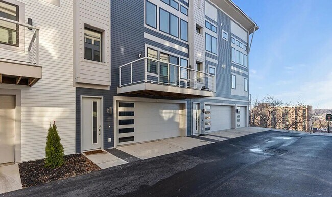 Building Photo - 631 Fairview Ave NE