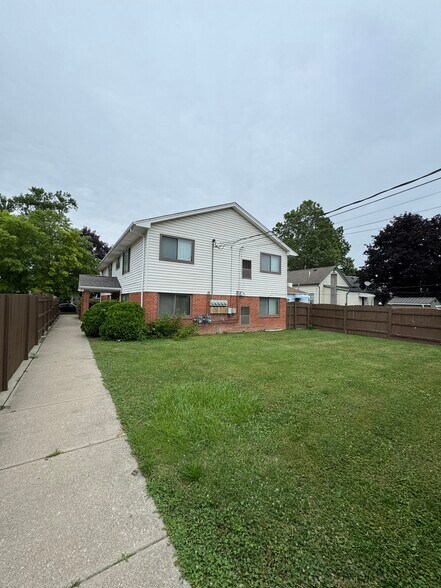 Building Photo - 1155 Maple St
