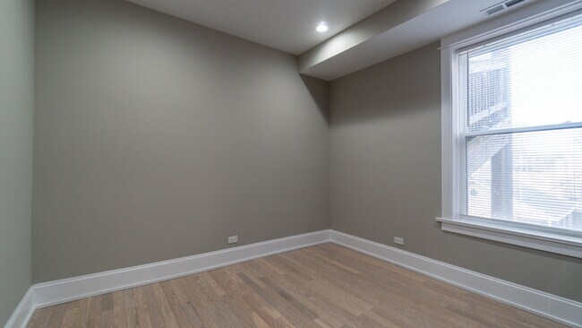 Building Photo - 1706 W Balmoral Ave