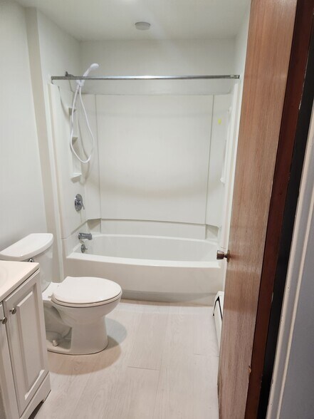 Batrhoom Tub and Shower - 61 N Linwood Ave