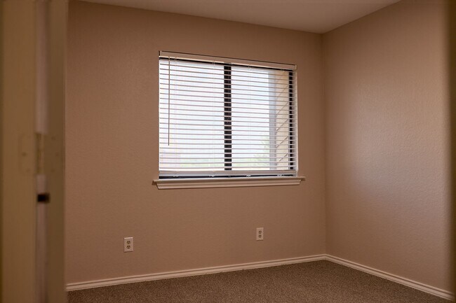 Building Photo - 900 Kilkenny Ct