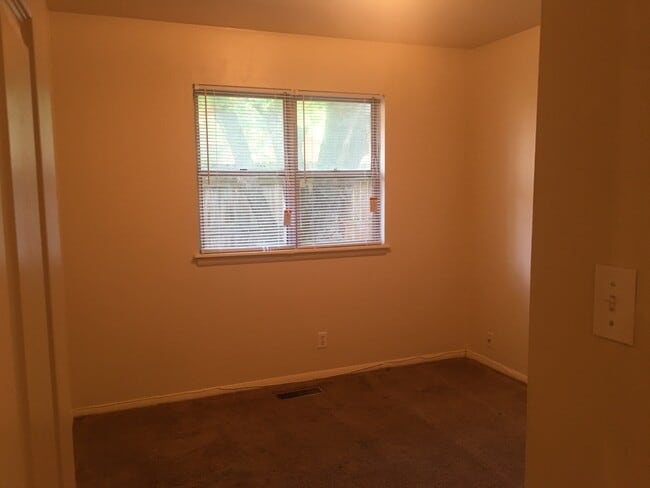 Building Photo - 3 Bedroom 2 Bath Duplex