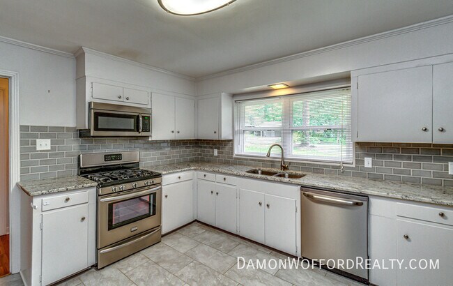 Building Photo - 1827 Parkridge Dr