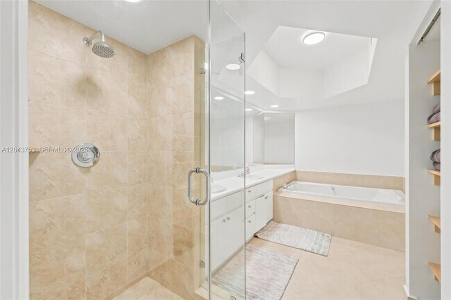 Building Photo - 16485 Collins Ave