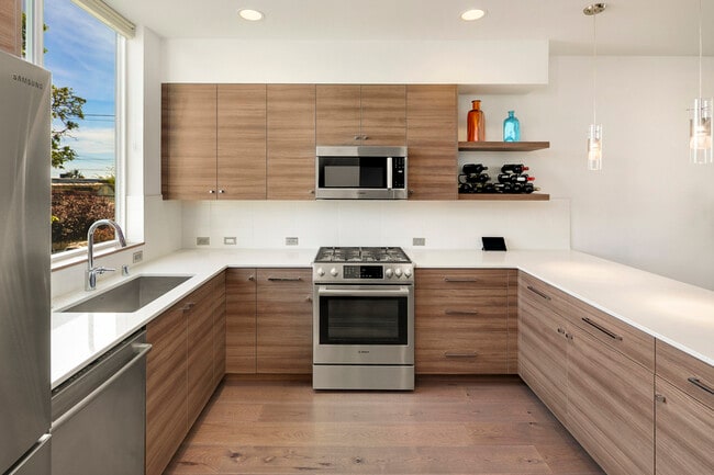 Building Photo - 208 16th Ave