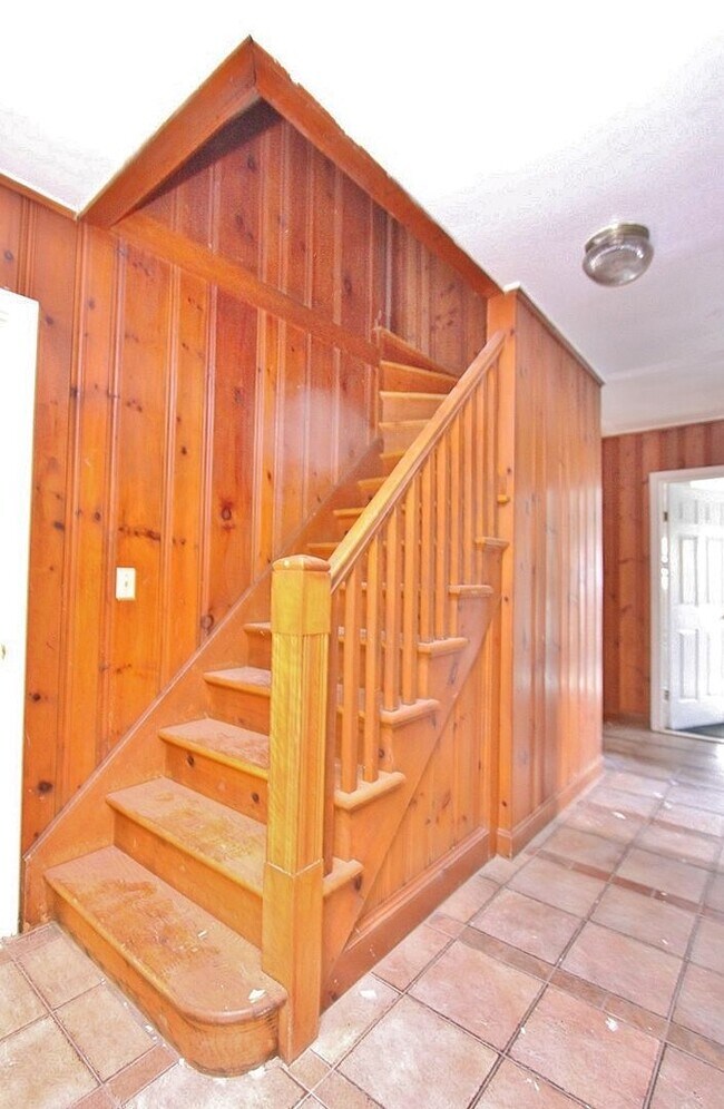 Building Photo - Large 4 bedroom, 2 bath home for rent in R...