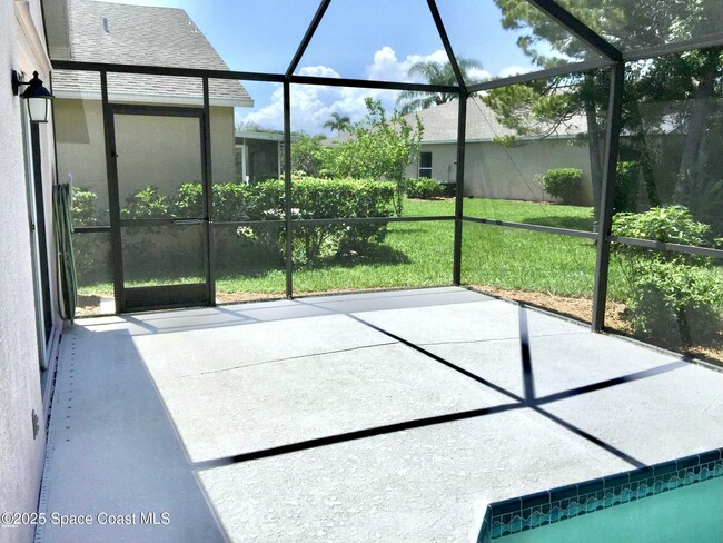 Building Photo - 974 Villa Dr