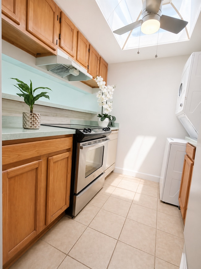 Building Photo - Welcome to Tampa Racquet Club – Where Comfort Meets Convenience!