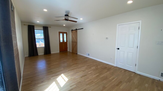 Building Photo - Recently Renovated 2 Bed 1.5 Bath Single F...