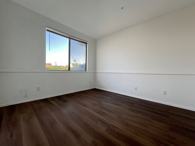 Building Photo - LB0555