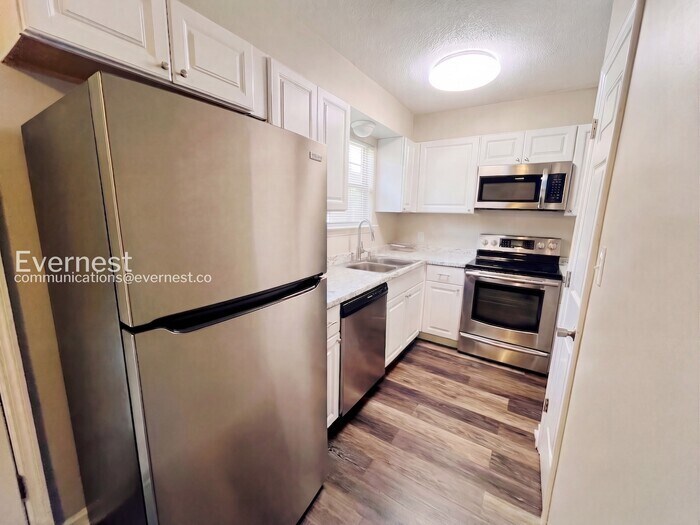 Building Photo - 701 Summit Ave