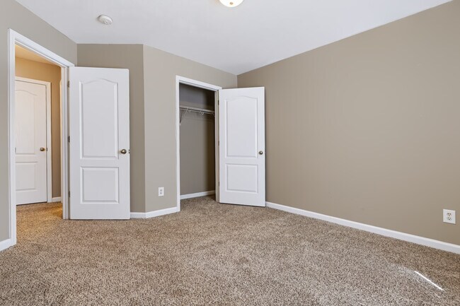 Building Photo - Flagstone Drive