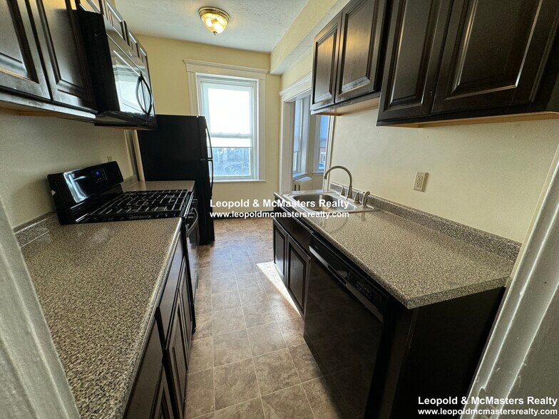 Building Photo - 16 Glenville Ave