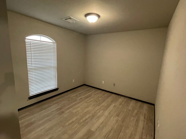 Building Photo - 3 bed 2 bath 2 car in Moore Schools! Great...