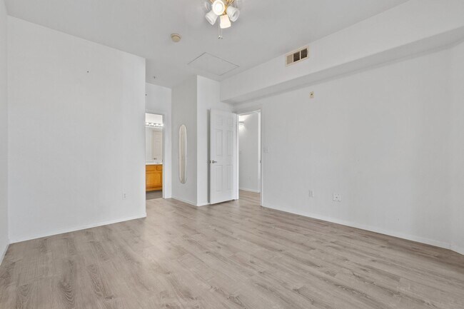 Building Photo - GORGEOUS Condo in Guard Gated Community! C...