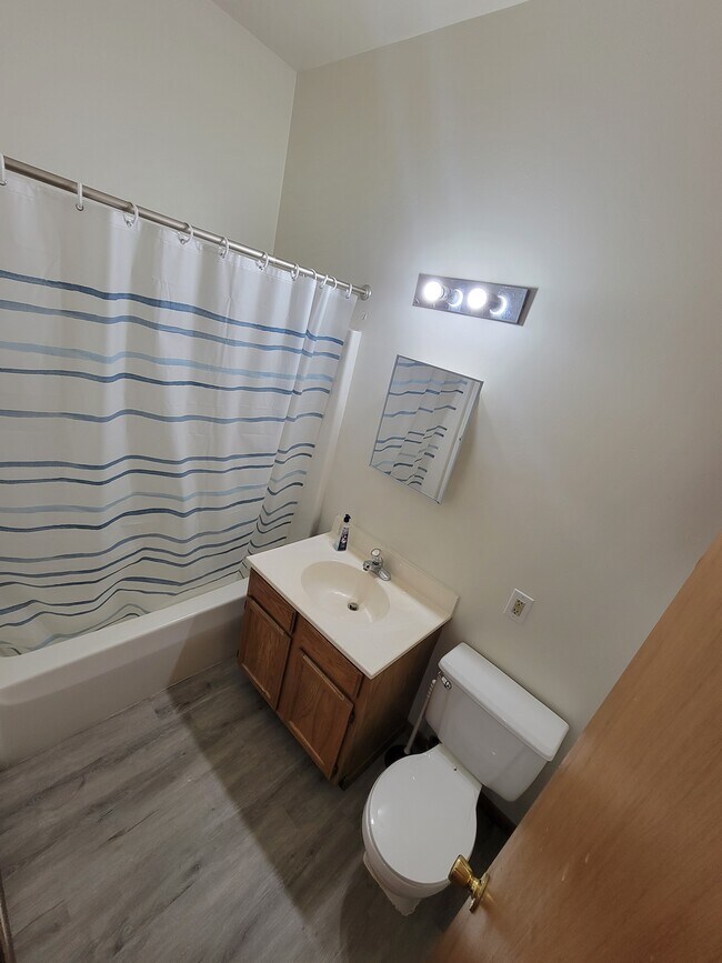 Building Photo - 1337 Main St