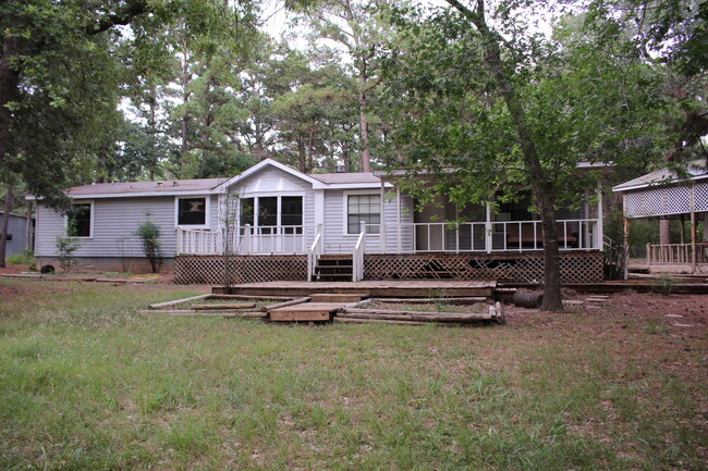 Building Photo - Privacy in the country!